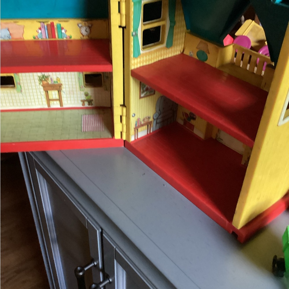 Portable playhouse with carry handles. - Picture 10 of 10
